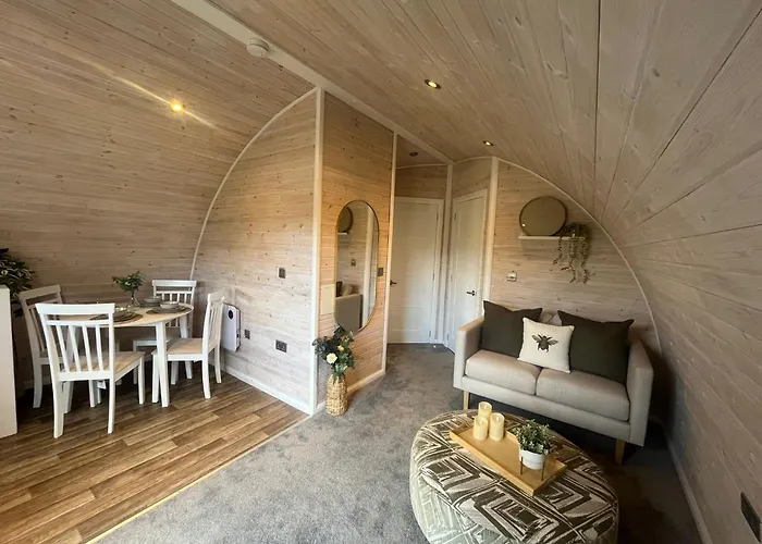 Windmill Glamping Pod With Hot Tub - The Hideaway