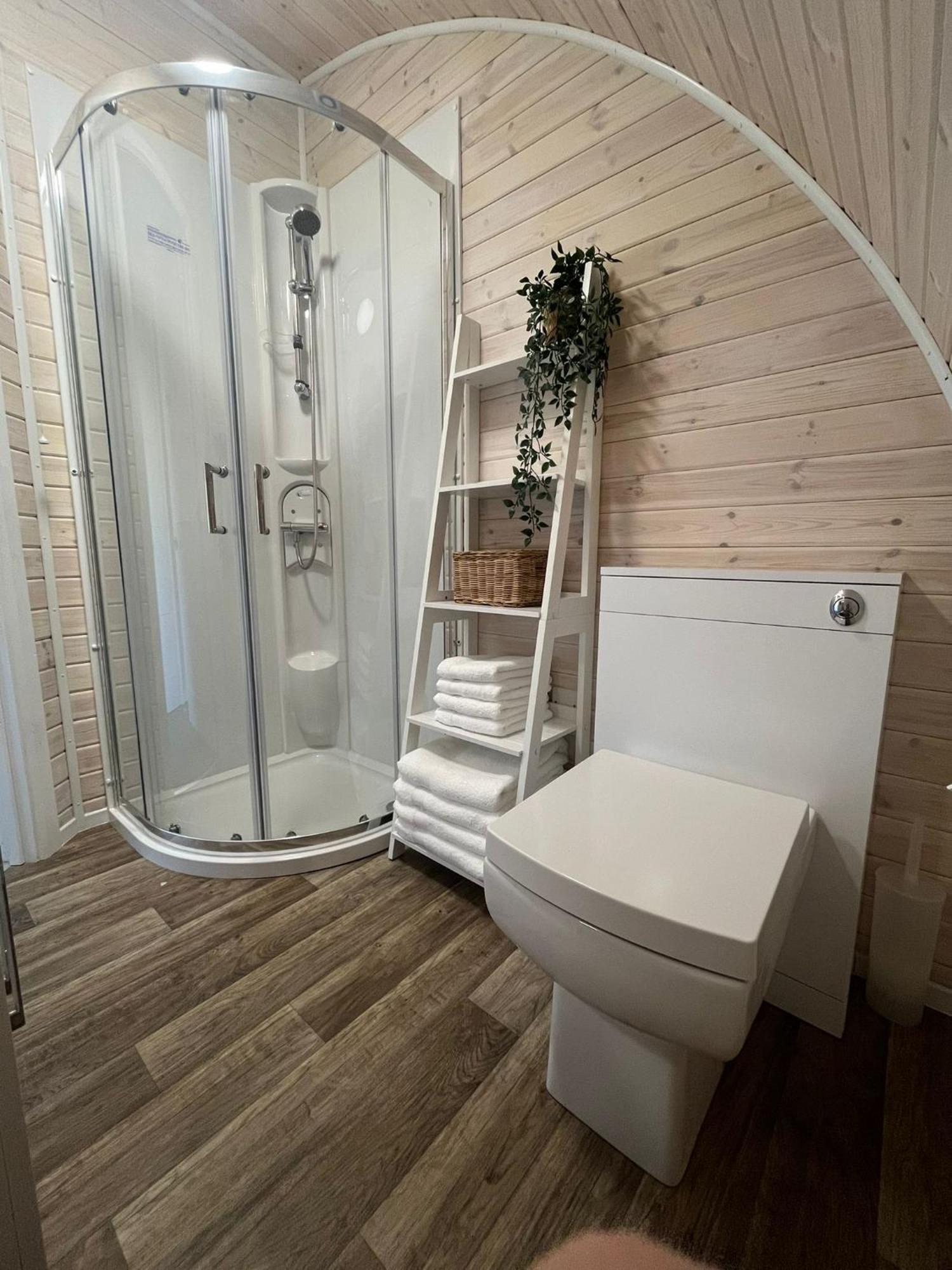 Windmill Glamping Pod With Hot Tub - The Hideaway Cambridge