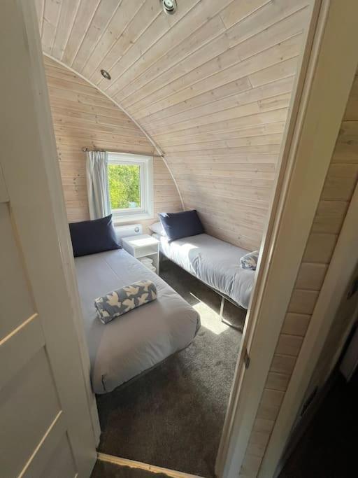 Windmill Glamping Pod With Hot Tub - The Hideaway Сasa de vacaciones