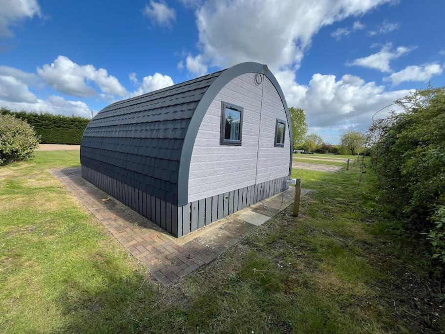 Windmill Glamping Pod With Hot Tub - The Hideaway Сasa de vacaciones
