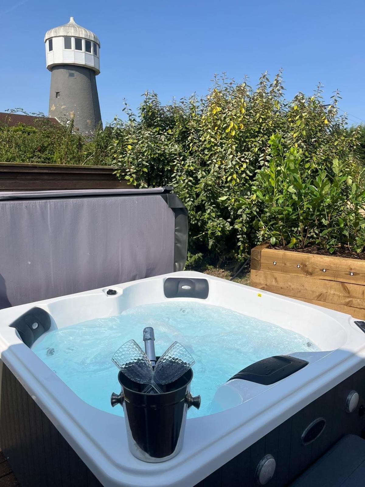 Windmill Glamping Pod With Hot Tub - The Hideaway Сasa de vacaciones Cambridge